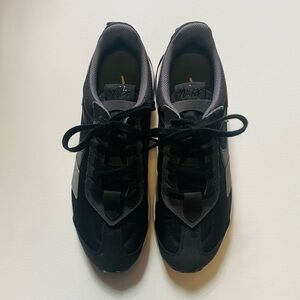 Nike air max pre day sneakers in good condition only slightly used twice.